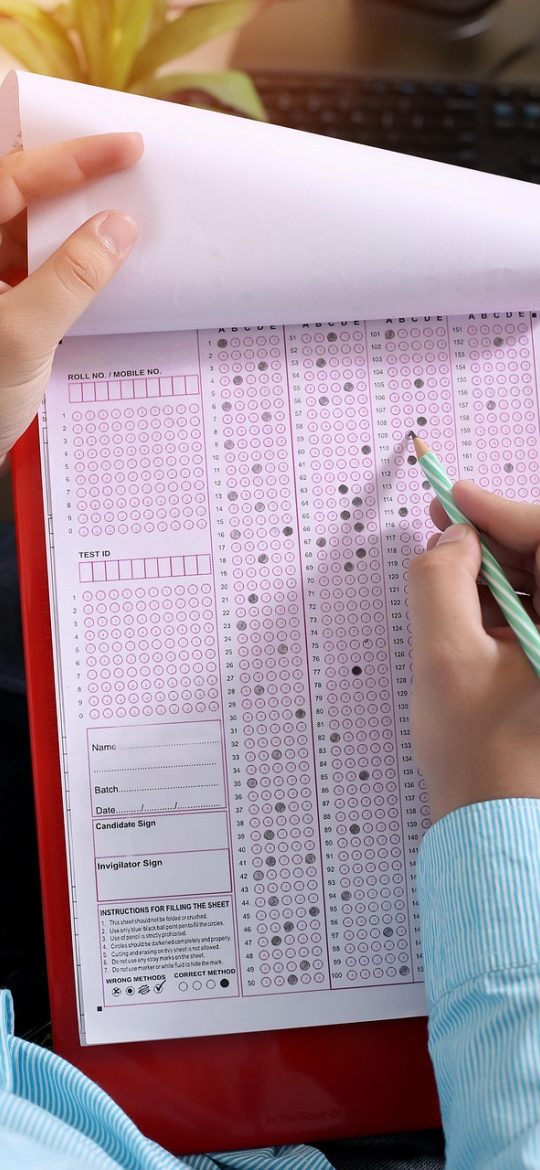 吃鸡 App 对局复盘记录页竖向截图，用户填写落点、圈型与结果三项字段，下方是连续多局的简洁记录列表